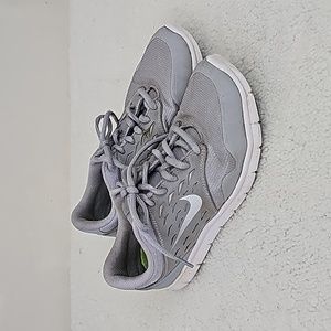 Nike Women's Orive Nm Running Shoe - Wolf Gray, Volt, Metallic Silver Size 8